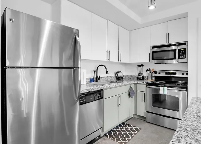 Centric 2br In Heart Of Dtphx Free Garage Parking Apartment *