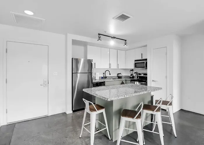 Centric 2br In Heart Of Dtphx Free Garage Parking Phoenix