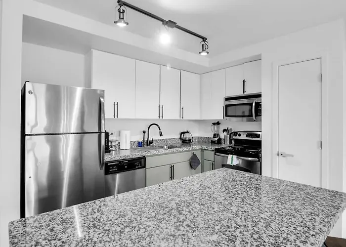 Centric 2br In Heart Of Dtphx Free Garage Parking