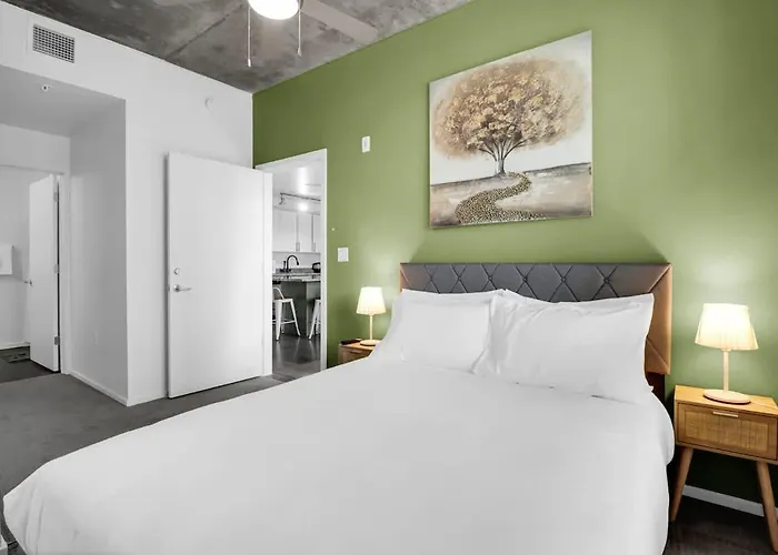 Centric 2br In Heart Of Dtphx Free Garage Parking Apartment