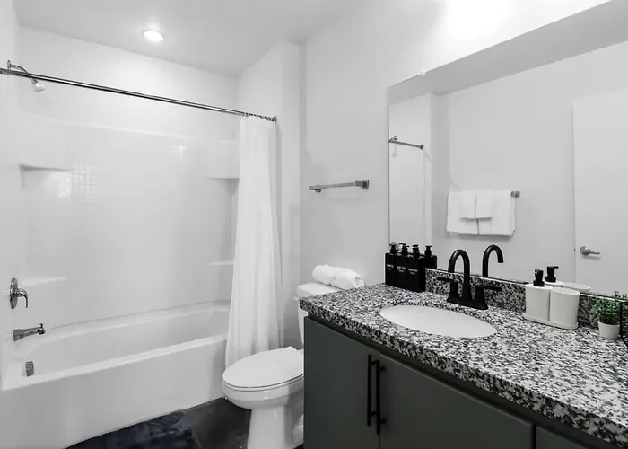 Centric 2br In Heart Of Dtphx Free Garage Parking