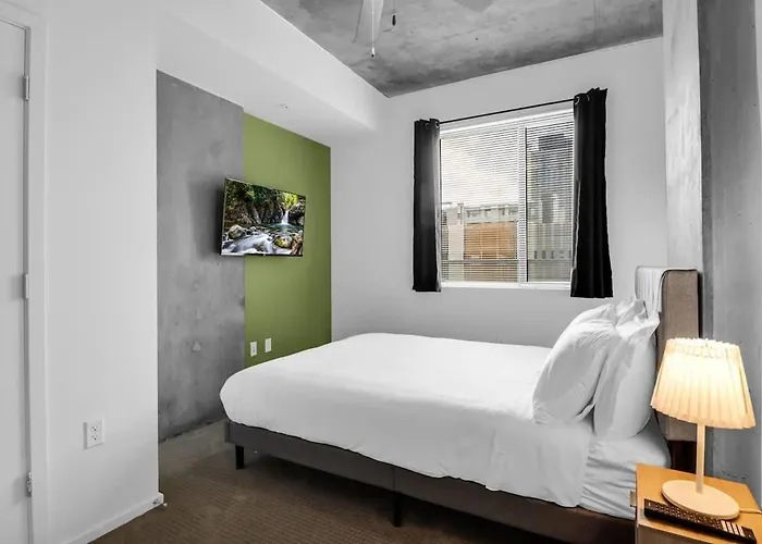 Centric 2br In Heart Of Dtphx Free Garage Parking