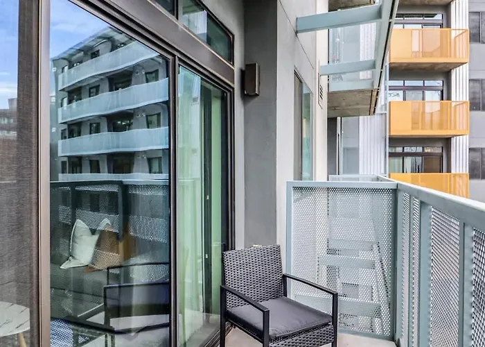 Centric 2br In Heart Of Dtphx Free Garage Parking Apartment *