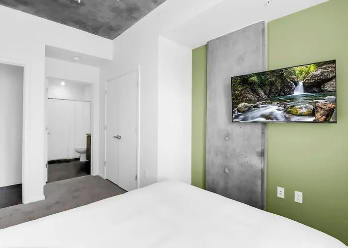 Centric 2br In Heart Of Dtphx Free Garage Parking Apartment