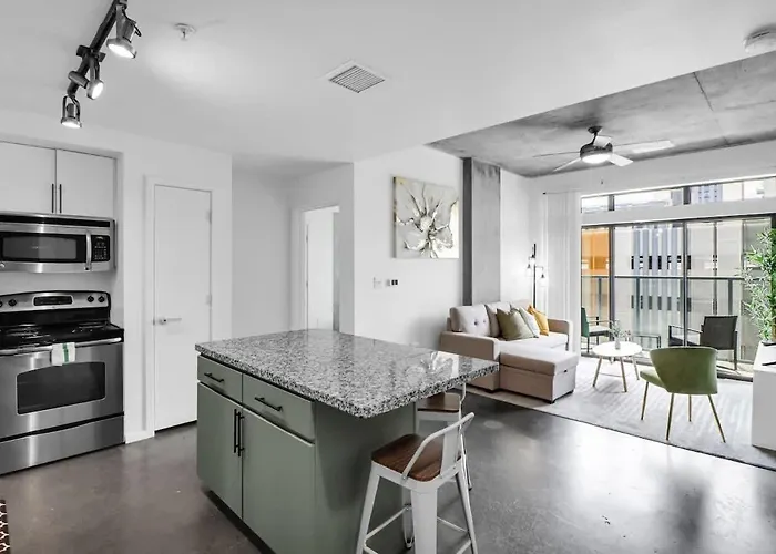 Centric 2br In Heart Of Dtphx Free Garage Parking Apartment *